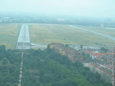 Courte finale piste 27 L de Tempelhof (EDDI)