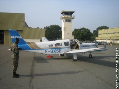Le Piper PA-32 Lance des mécaniciens d'Air Solidarité